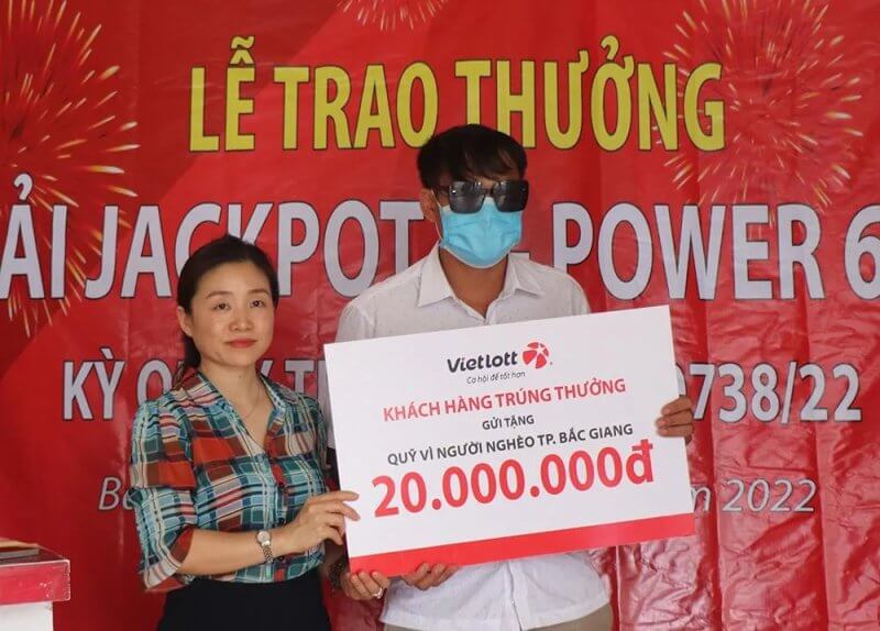 Nhận gạch đá vì từ thiện 20 triệu khi trúng Vietlott 7,6 tỷ